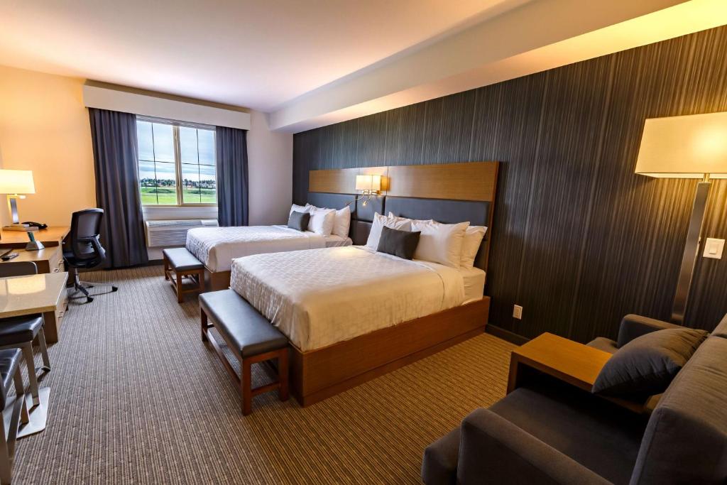 Postel nebo postele na pokoji v ubytování Executive Residency by Best Western Calgary City View North