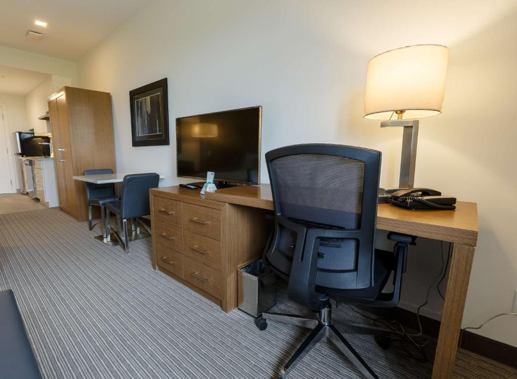 TV a/nebo společenská místnost v ubytování Executive Residency by Best Western Calgary City View North