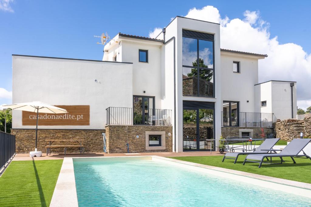 Bazén v ubytování Casa Dona Edite Guesthouse Douro nebo v jeho okolí