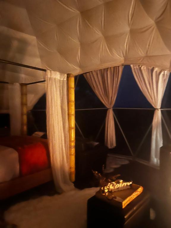 Postel nebo postele na pokoji v ubytování WATERFRONT LUXURY GLAMPING DOME