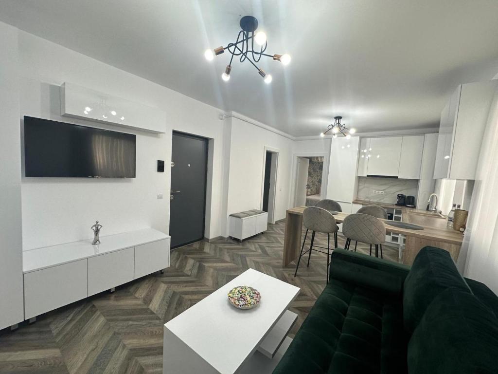 a living room with a couch and a table at Vivo Residence II in Baia Mare