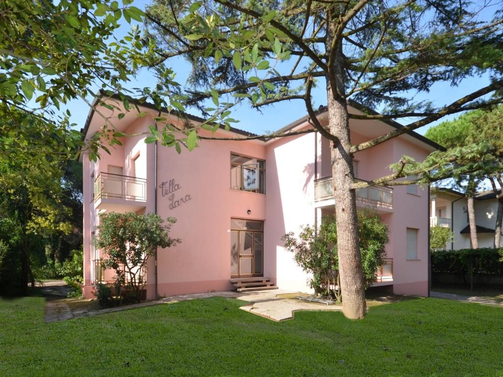 リニャーノ・サッビアドーロにあるAppartamenti Laraのピンクの家