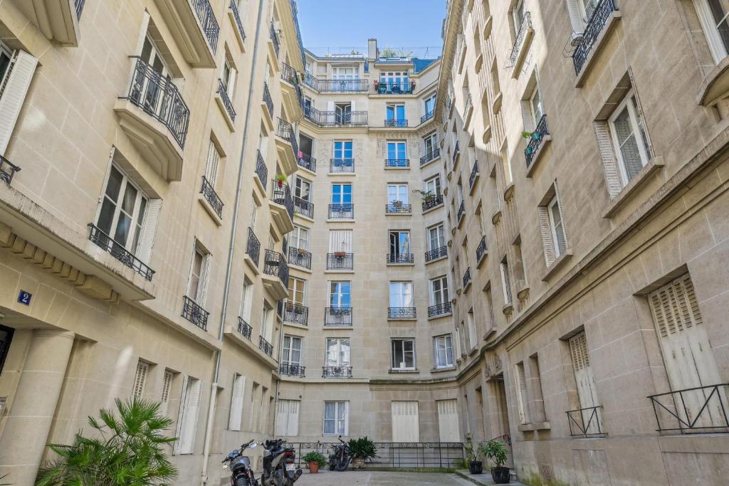 un grand immeuble situé au milieu d'une rue dans l'établissement Terne Maillot - Gaston Bertandeau 1dbr, à Paris