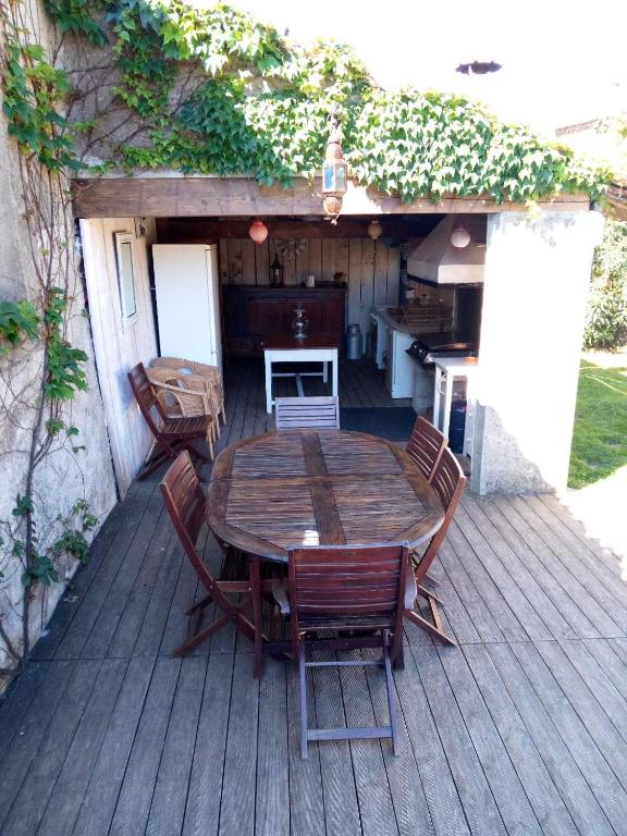 Patio nebo venkovní prostory v ubytování Maison du Charron