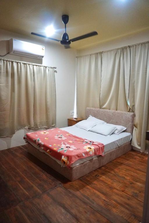 Postel nebo postele na pokoji v ubytování Vrindavan homestay