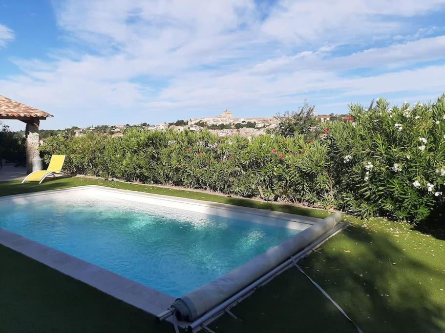 - une grande piscine dans une cour arborée dans l'établissement Villa les Lauriers, à Valensole