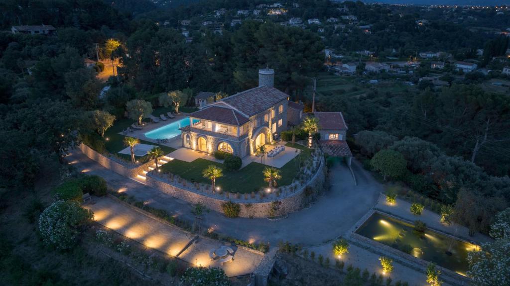 - une vue aérienne sur une demeure de caractère la nuit éclairée dans l'établissement Villa GALET, à Saint-Paul-de-Vence