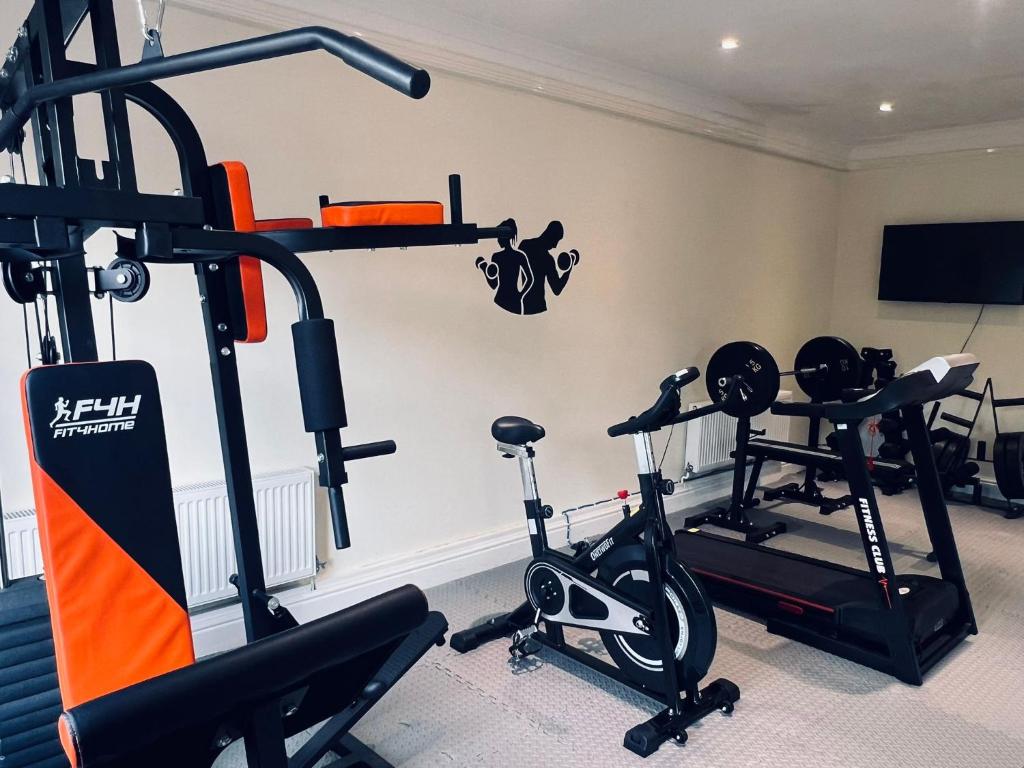 Fitness centrum a/nebo fitness zařízení v ubytování Ramada by Wyndham Cheltenham