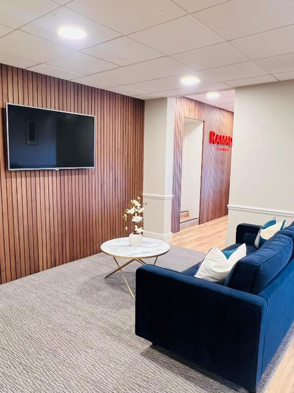 TV a/nebo společenská místnost v ubytování Ramada by Wyndham Cheltenham