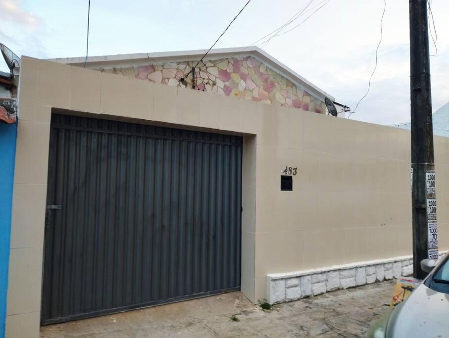 ein Gebäude mit einer Garagentür davor in der Unterkunft Casa de Vó in Campina Grande