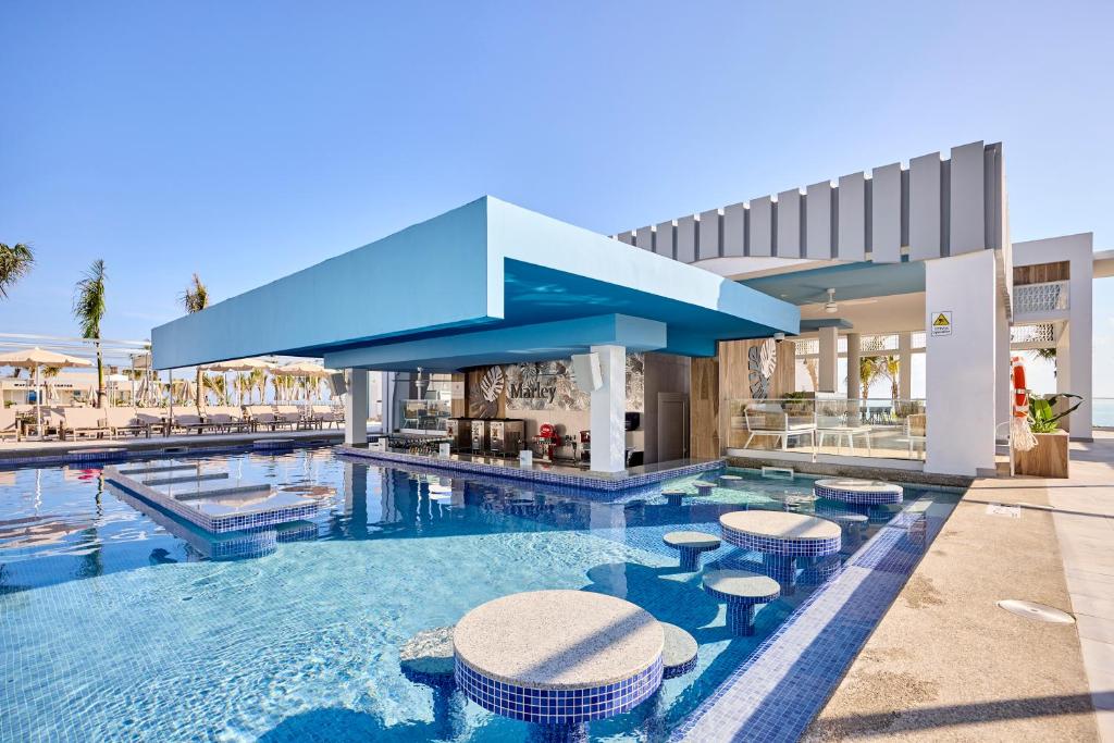 Bazén v ubytování Riu Palace Aquarelle - All Inclusive nebo v jeho okolí