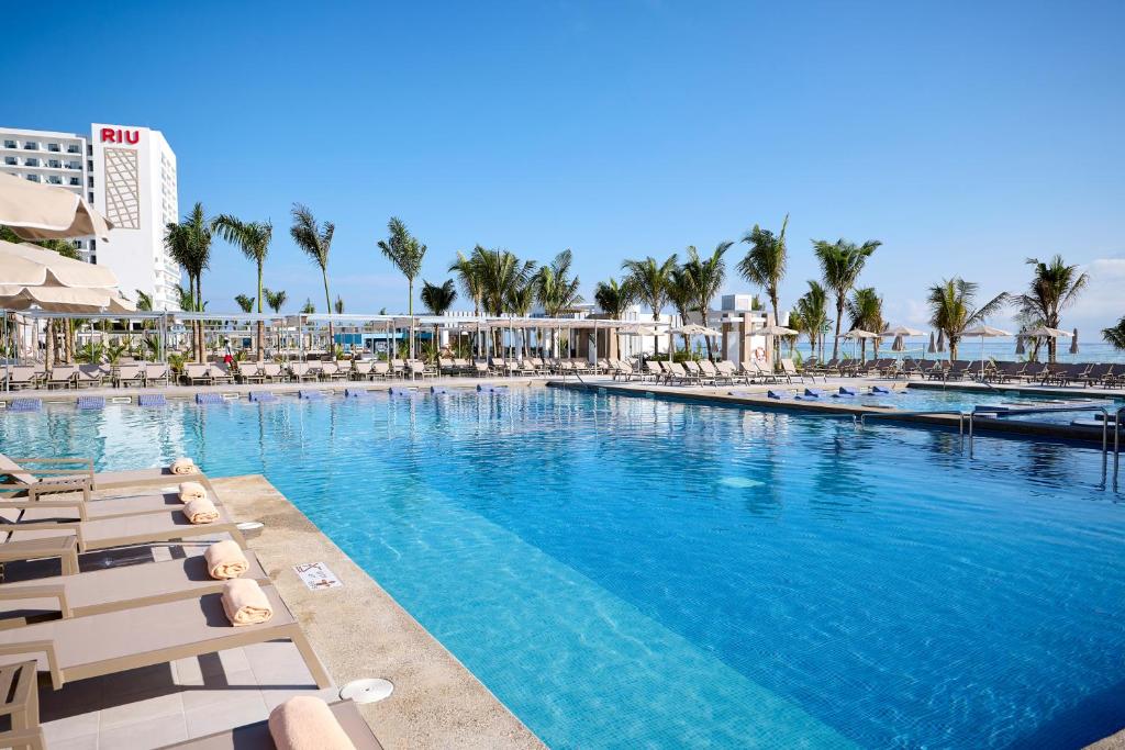 Bazén v ubytování Riu Palace Aquarelle - All Inclusive nebo v jeho okolí