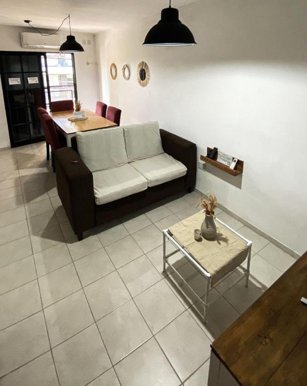 ein Wohnzimmer mit Sofa und Tisch in der Unterkunft Hermoso Departamento Familiar y Tranquilo in Santa Fe