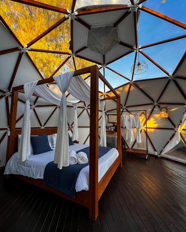 Postel nebo postele na pokoji v ubytování Domus Glamping Guatapé