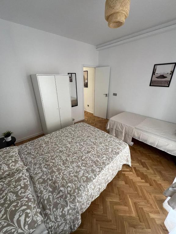Un pat sau paturi într-o cameră la Madrid