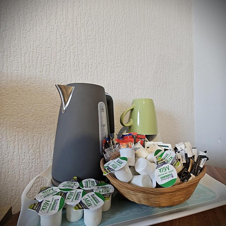 Принадлежности для чая и кофе в Denville Hotel