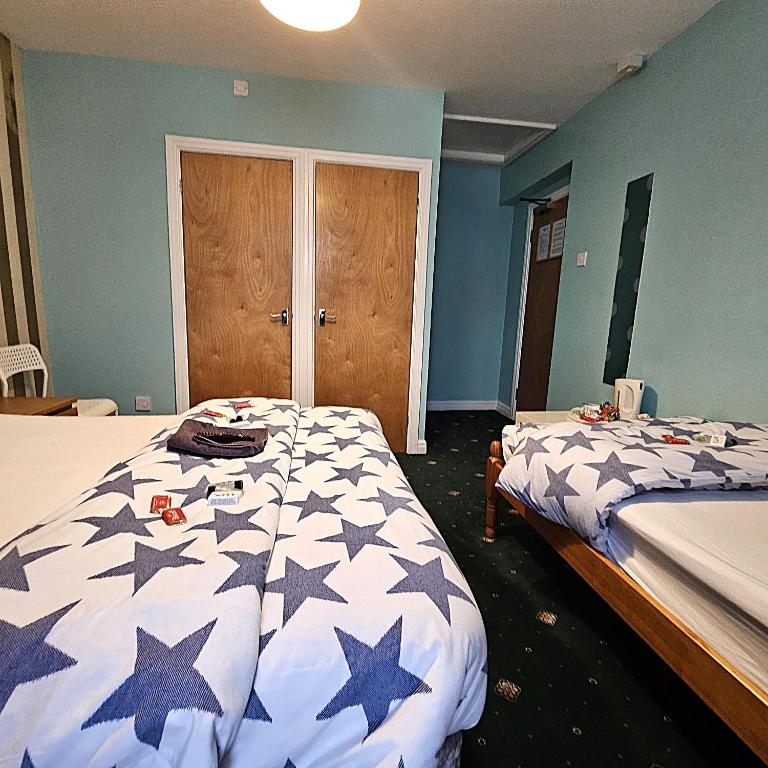 Кровать или кровати в номере Denville Hotel