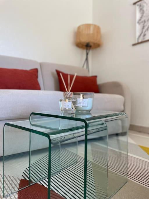 un salon avec une table en verre et un canapé dans l'établissement NEW La ferme fleurie Gîte Ty Rose, à Ploubazlanec