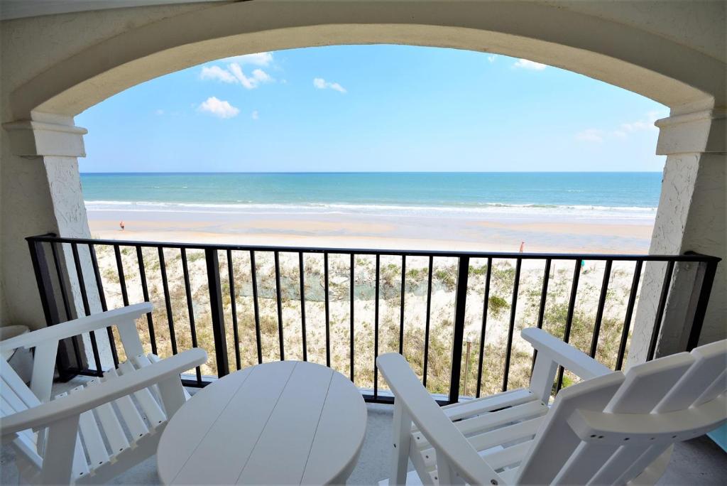einen Balkon mit Stühlen und Strandblick in der Unterkunft Villa Capriani 218A - Gone Coastal in North Topsail Beach