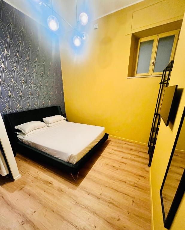 Łóżko lub łóżka w pokoju w obiekcie Room Verona Ai Conti