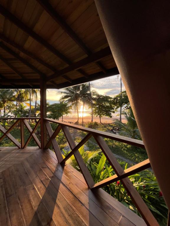 Balkón nebo terasa v ubytování Popochos Beach Eco Lodge