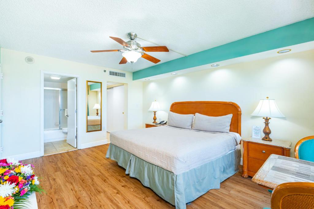 Кровать или кровати в номере Fort Lauderdale Beach Resort by Vacatia