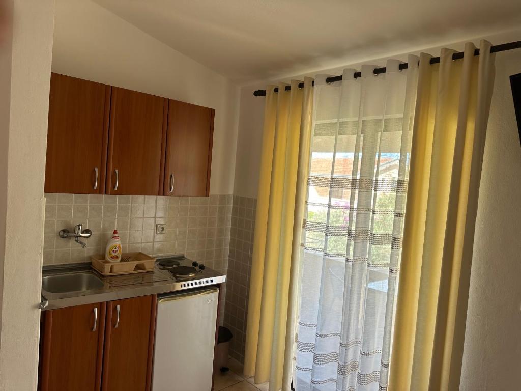 Kuchyň nebo kuchyňský kout v ubytování Niki Apartments