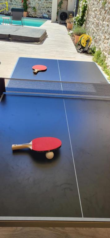Stolný tenis v ubytovaní Maison familiale avec piscine privée proche du littoral alebo v jeho okolí