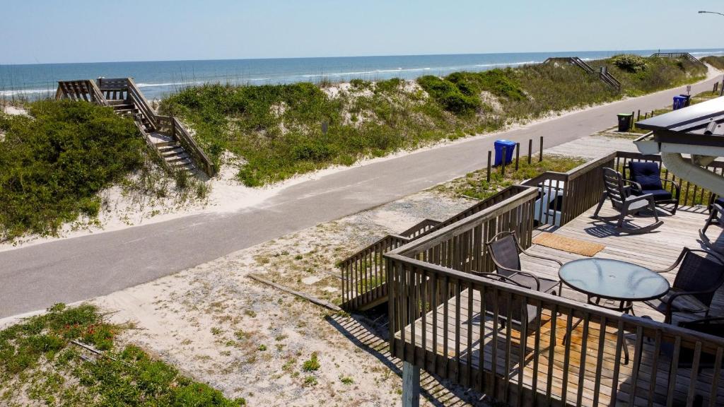 ein Gehweg zum Strand mit Tisch und Stühlen in der Unterkunft Beachside Bungalow in North Topsail Beach