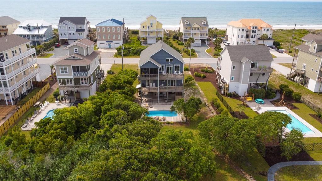 eine Luftansicht eines Wohnviertels mit Häusern und dem Meer in der Unterkunft Bella Vita in Thomas Landing