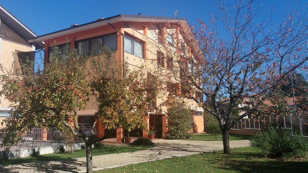 un bâtiment avec des arbres devant lui dans l'établissement LeonessAffittacamere, à Leonessa