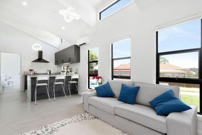 een woonkamer met een bank en een keuken bij Maly in San Justo