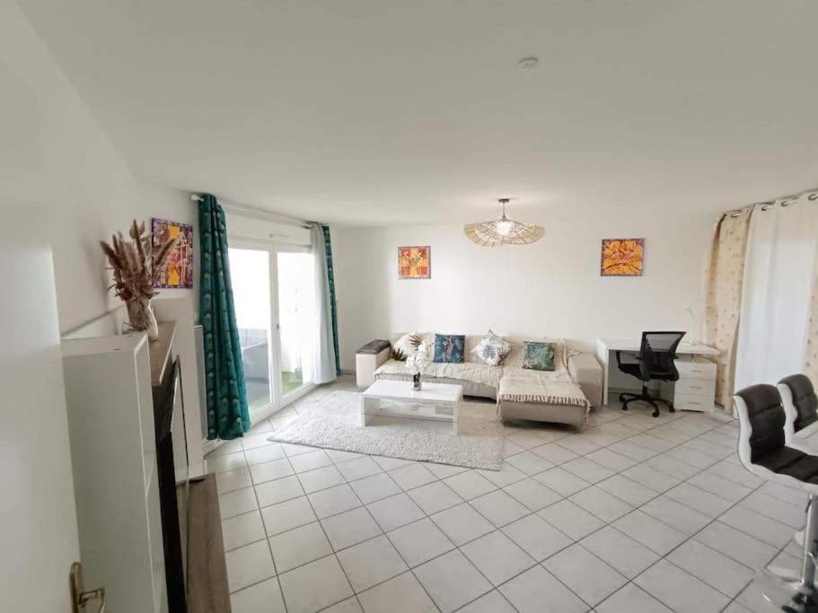 un salon avec un canapé et une table dans l'établissement Magnifique T3 - Grande Terrasse - Parking Privé, à Montpellier