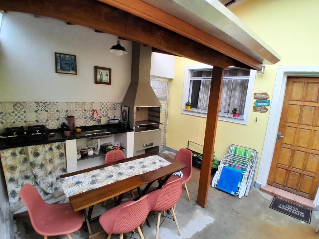 a kitchen with a table and chairs in a kitchen at Recanto São Sebastião in São Sebastião