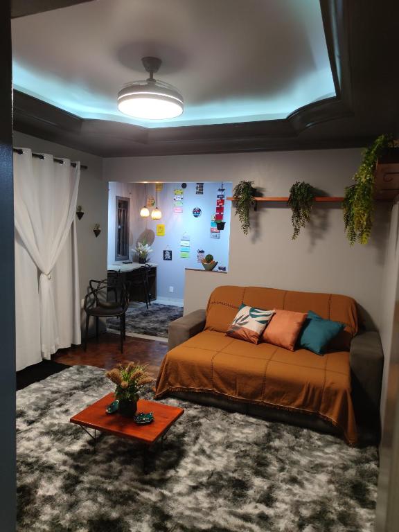 a living room with a bed and a table at Recanto Arvoredo casa 3 quartos piscina garagem e NF para 12 hospedes in Concordia