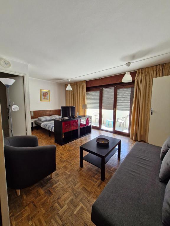 ein Wohnzimmer mit Sofa und Tisch in der Unterkunft Vaste studio 10 min ORLY 20 min Paris by RER B in Massy