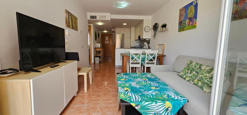 TV a/nebo společenská místnost v ubytování Homes of Spain, Apartamentos Paraíso Vera Playa, Ed Palmerston, Atico A con piscina privada y vistas al mar, 50m de la playa, WIFI