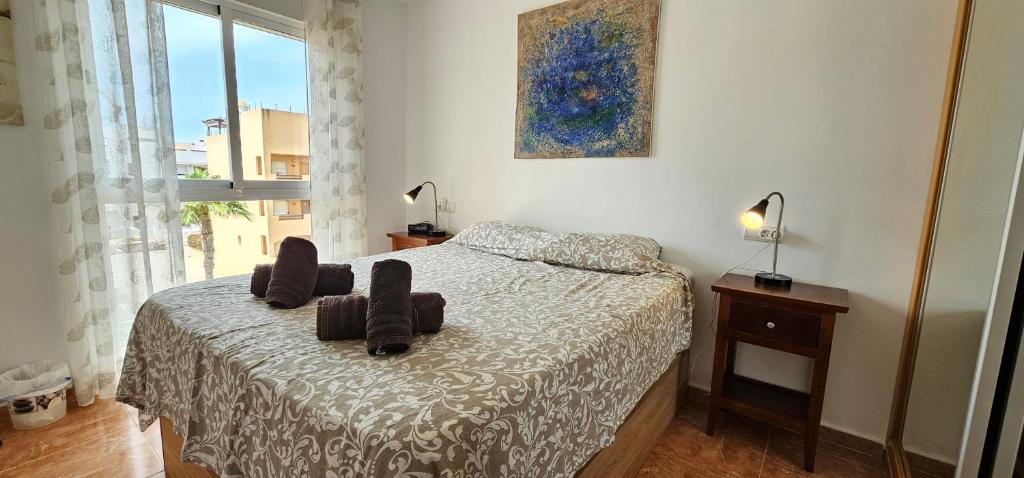 Postel nebo postele na pokoji v ubytování Homes of Spain, Apartamentos Paraíso Vera Playa, Ed Palmerston, Atico A con piscina privada y vistas al mar, 50m de la playa, WIFI