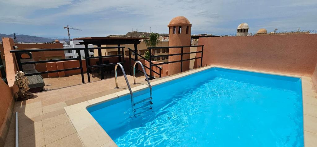 Bazén v ubytování Homes of Spain, Apartamentos Paraíso Vera Playa, Ed Palmerston, Atico A con piscina privada y vistas al mar, 50m de la playa, WIFI nebo v jeho okolí