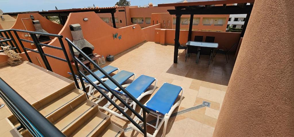 Balkón nebo terasa v ubytování Homes of Spain, Apartamentos Paraíso Vera Playa, Ed Palmerston, Atico A con piscina privada y vistas al mar, 50m de la playa, WIFI
