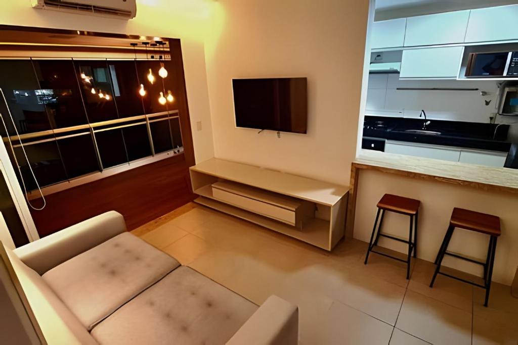 un soggiorno con un divano e una TV a parete di Bayview Luxury Umarizal a Belém