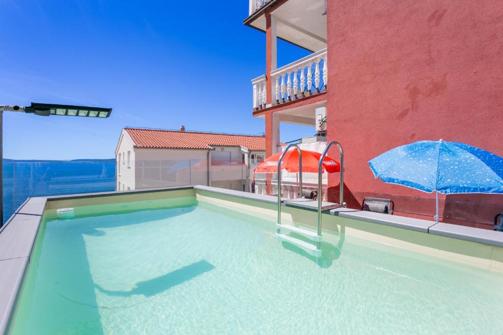 Bazén v ubytovaní Family friendly apartments with a swimming pool Businci, Ciovo - 11232 alebo v jeho blízkosti