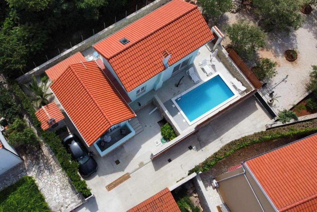Bazén v ubytovaní Seaside house with a swimming pool Vinjerac, Zadar - 9689 alebo v jeho blízkosti