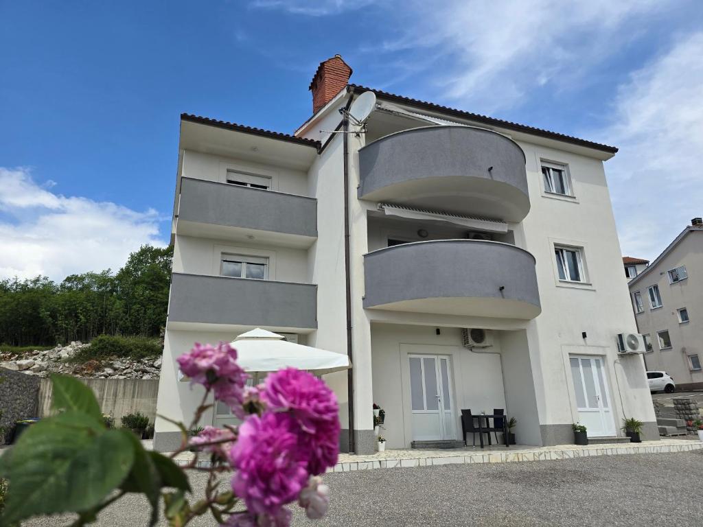 Budova, v ktorej sa apartmán nachádza