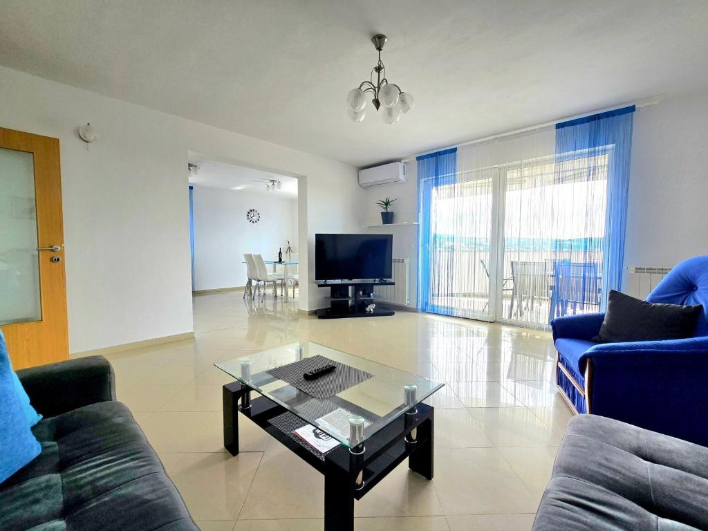 Televízia a/alebo spoločenská miestnosť v ubytovaní Apartments with a parking space Kastav, Opatija - 13457