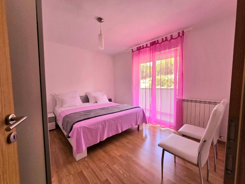 Posteľ alebo postele v izbe v ubytovaní Apartments with a parking space Kastav, Opatija - 13457
