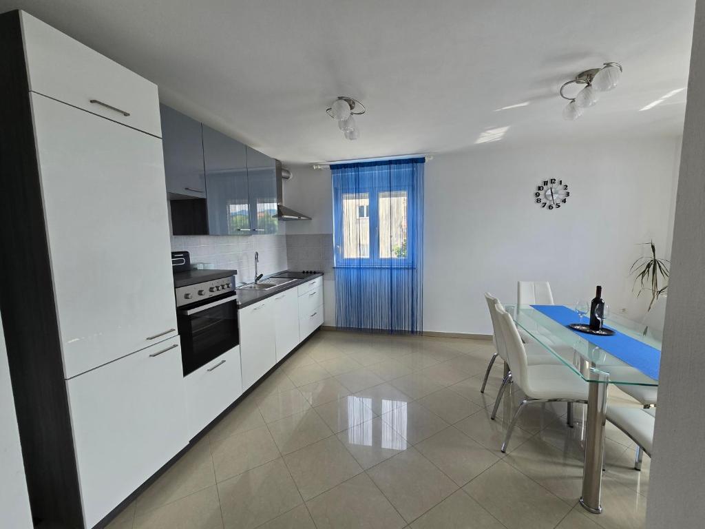 Kuchyňa alebo kuchynka v ubytovaní Apartments with a parking space Kastav, Opatija - 13457