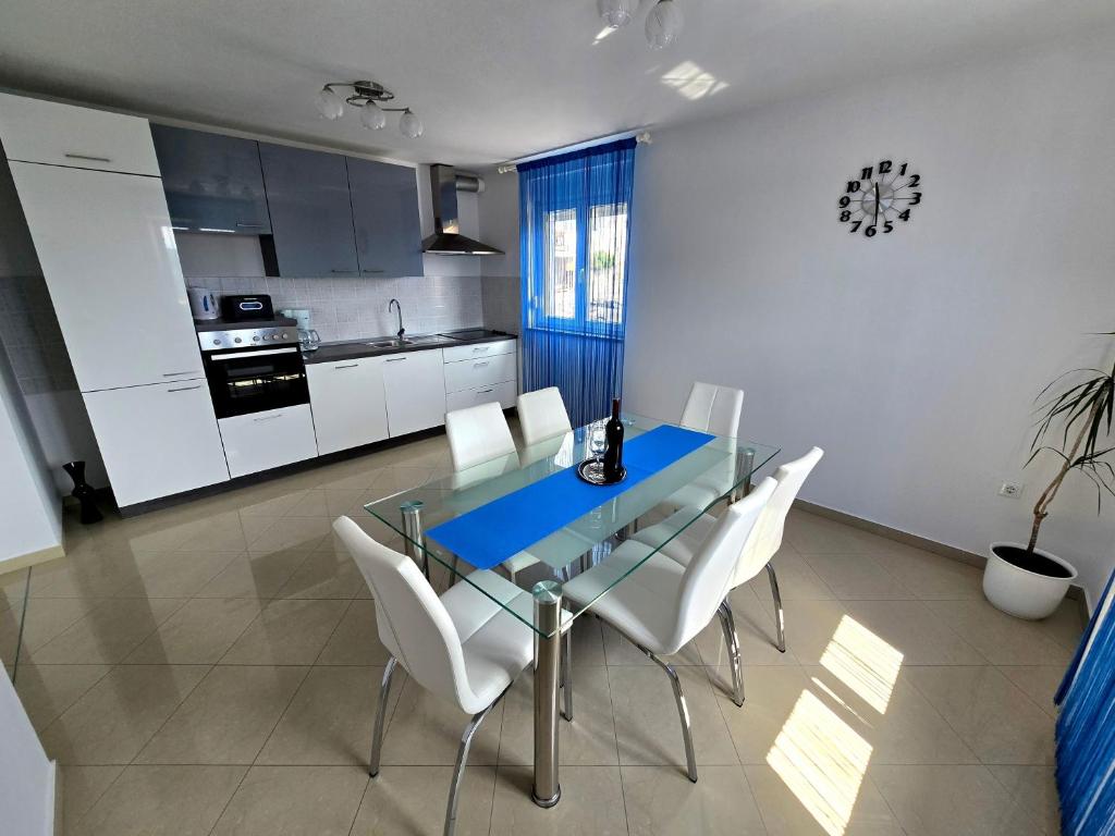 Kuchyňa alebo kuchynka v ubytovaní Apartments with a parking space Kastav, Opatija - 13457