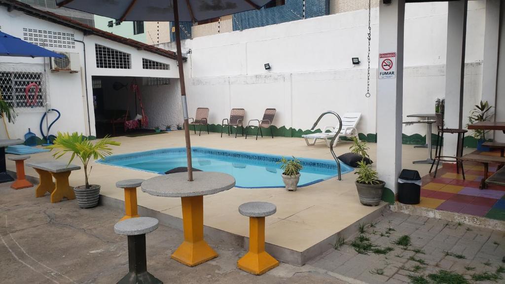 Bazén v ubytování Pousada e Hostel Sol e Mar nebo v jeho okolí