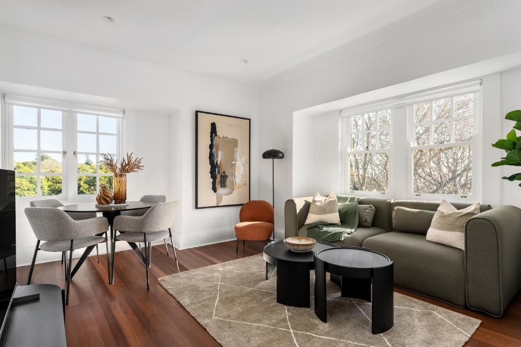 una sala de estar con un sofá y una mesa en Bondi Junction Apartments by Urban Rest, en Sídney